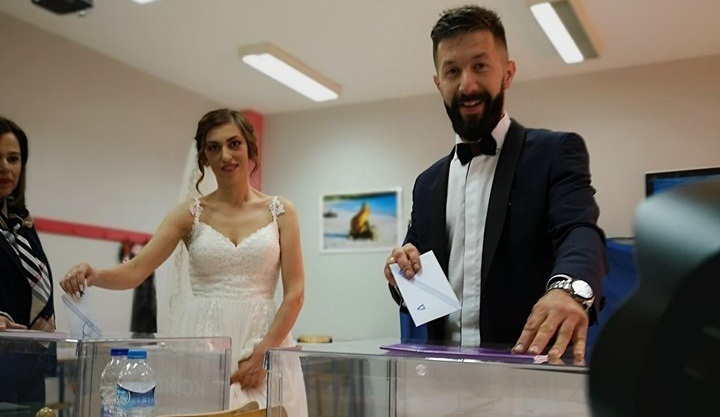 Εκλογές 2019: Νύφη και γαμπρός από την εκκλησία στο εκλογικό κέντρο