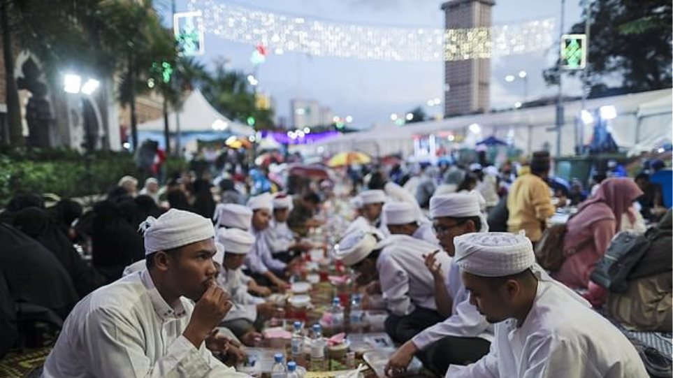 Αστυνομικοί θα κάνουν τους σερβιτόρους για να τσακώσουν όσους δεν νηστεύουν στο Ραμαζάνι