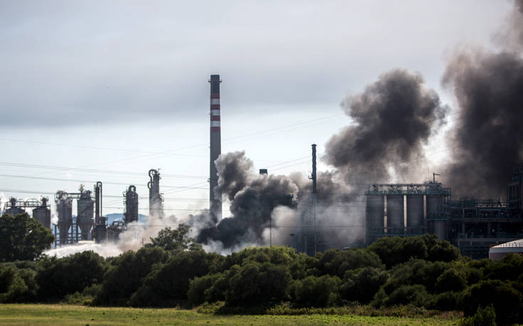 Τεράστιο νέφος καπνού κοντά στο Γιβραλτάρ από πυρκαγιά σε εργοστάσιο χημικών