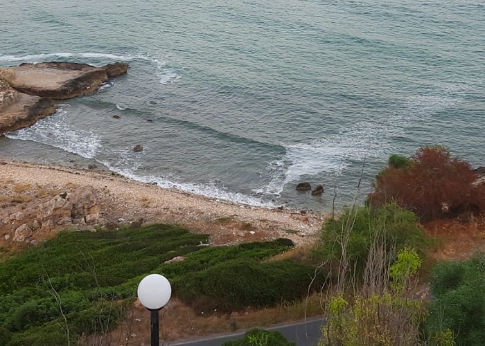 Γέμισε αφρούς και βρωμιές η παραλία του Καλαθά (φωτο)