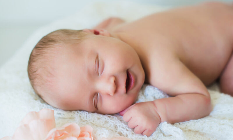 Γιατί τα μωρά χαμογελούν στον ύπνο τους;