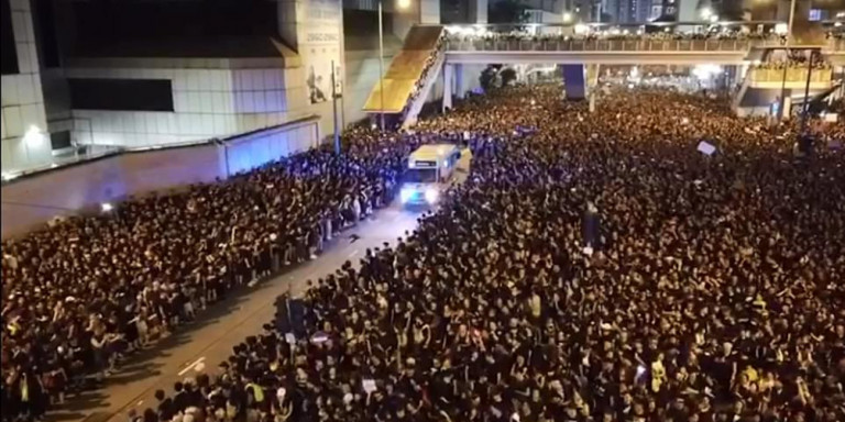 Χονγκ Κονγκ: 2 εκατ. διαδηλωτές άνοιξαν δρόμο σε ασθενοφόρο μέσα σε λίγα δευτερόλεπτα