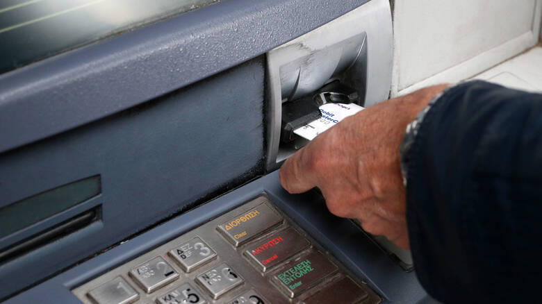 Αυξάνονται από βδομάδα οι χρεώσεις για αναλήψεις με κάρτες από ΑΤΜ άλλων τραπεζών