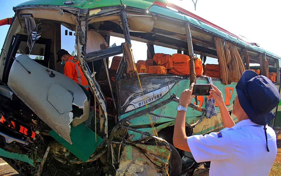 12 νεκροί σε τροχαίο όταν επιβάτης λεωφορείου άρπαξε το τιμόνι από τον οδηγό