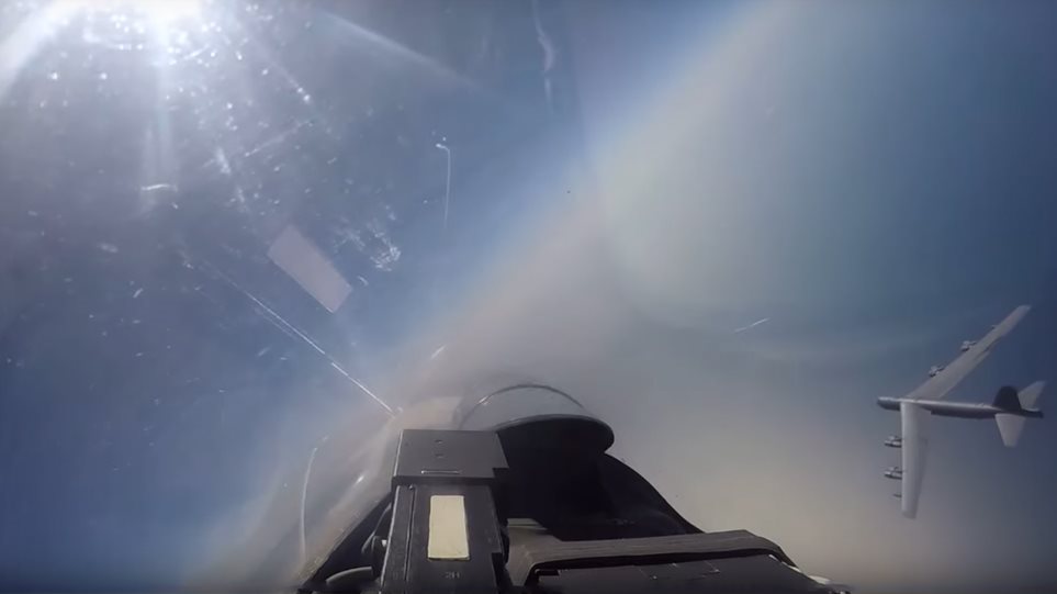 Εντυπωσιακό βίντεο: Ρωσικό Sukhoi Su-27 αναχαιτίζει αμερικανικό Β-52