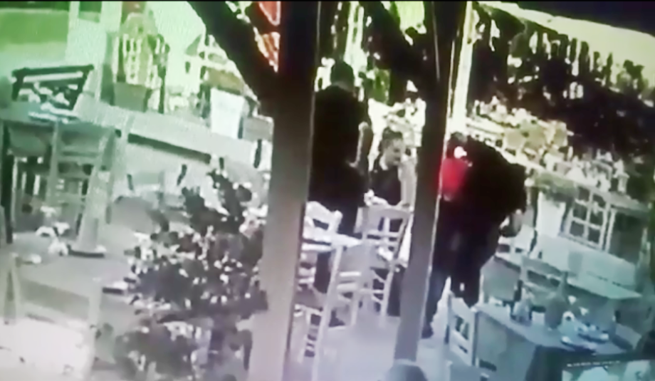 Σερβιτόρος σε εστιατόριο στο Κολυμπάρι σώζει πελάτη που πνίγεται (βίντεο)