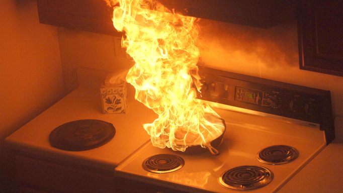 Γκαζάκι εξερράγη όταν κουζίνα τυλίχτηκε στις φλόγες!