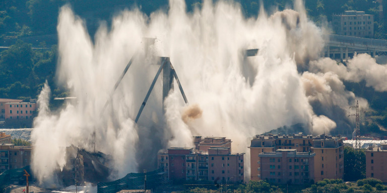 Έγινε συντρίμμια σε 7 δευτερόλεπτα: H κατεδάφιση της μοιραίας γέφυρας στη Γένοβα (video)