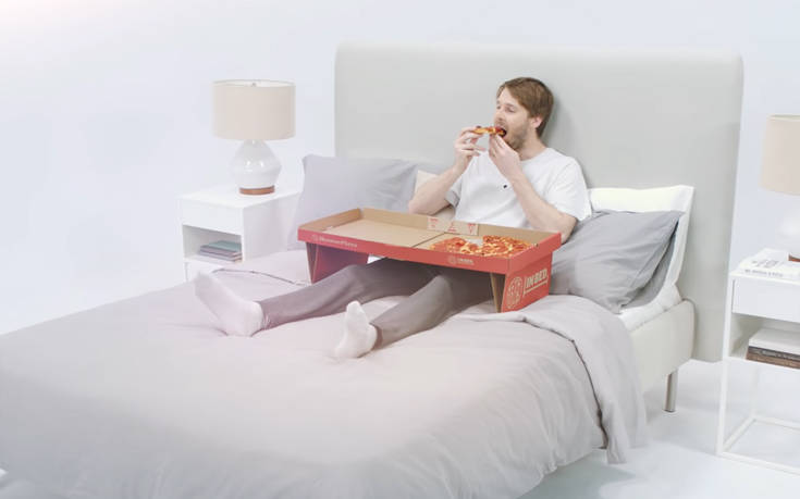 Κουτί πίτσας μετατρέπεται σε τραπεζάκι για να την τρως στο κρεβάτι
