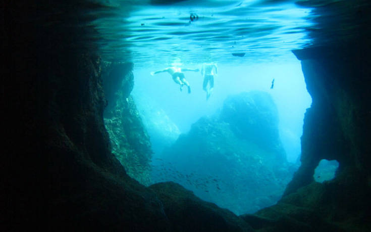 Μια θαλάσσια σπηλιά στα Κύθηρα που μοιάζει με πισίνα