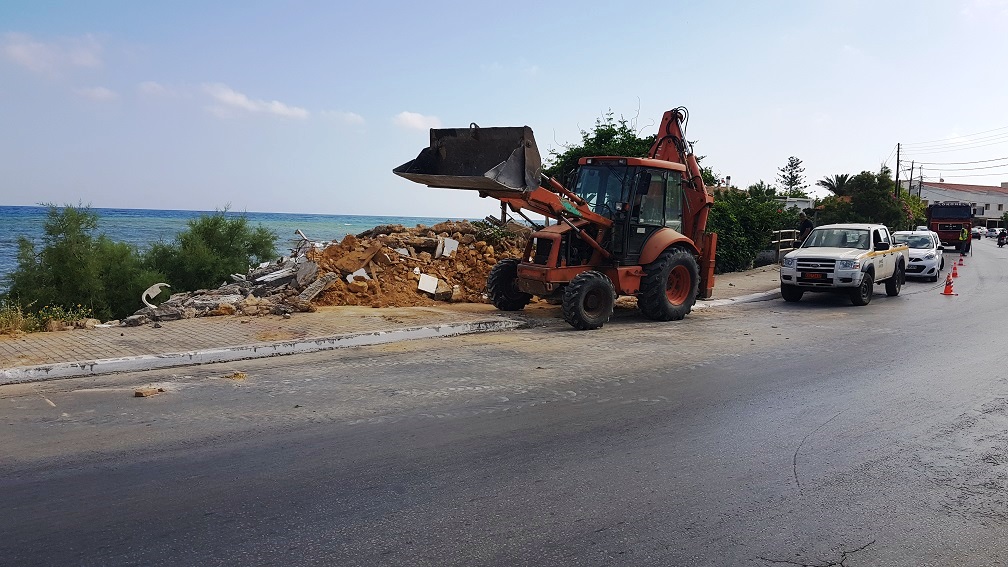 Δήμος Χανίων: Κατεδάφιση ετοιμόρροπου κτιρίου στο Καλαμάκι (φωτο)