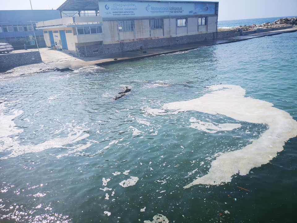 Απογοητευτική η εικόνα της θάλασσας έξω από το κολυμβητήριο Χανίων