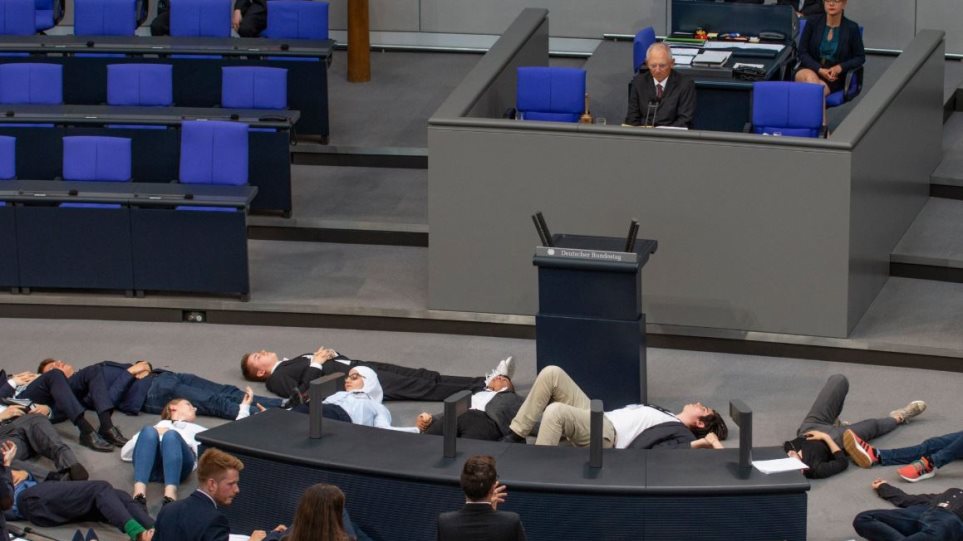 Ακτιβιστές για το κλίμα διέκοψαν ομιλία του Σόιμπλε στην Bundestag και έπεσαν… “νεκροί”