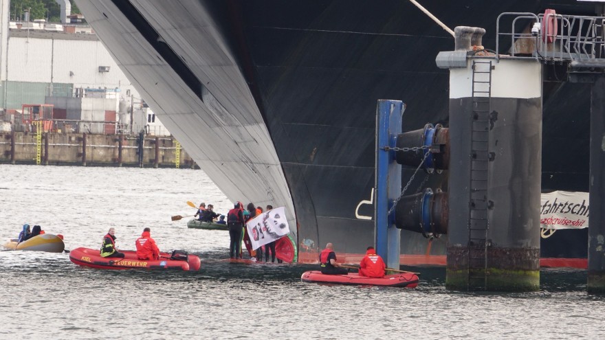 Ακτιβιστές για το περιβάλλον εμπόδισαν τον απόπλου κρουαζιερόπλοιου από το λιμάνι Κιέλου