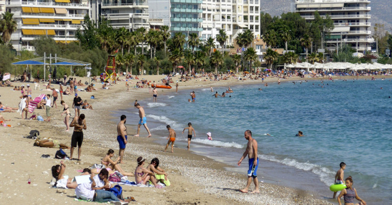 ΠΑΚΟΕ: Ακατάλληλες για κολύμβηση πάνω από 18 ελληνικές παραλίες που πήραν «Γαλάζια Σημαία»
