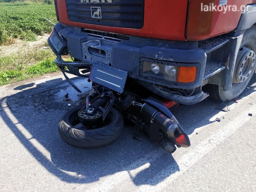 Φρικτό τροχαίο: Μηχανή καρφώθηκε σε φορτηγό – Νεκρός ο μοτοσικλετιστής (φωτο)