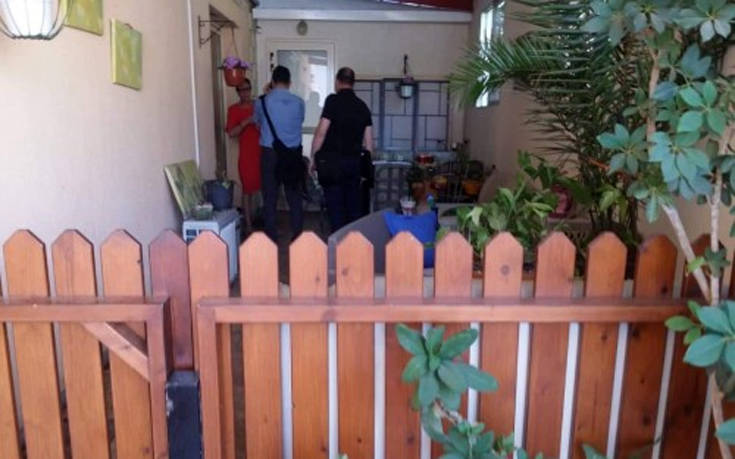 Γυναίκα βρέθηκε μαχαιρωμένη στο μπαλκόνι του σπιτιού της