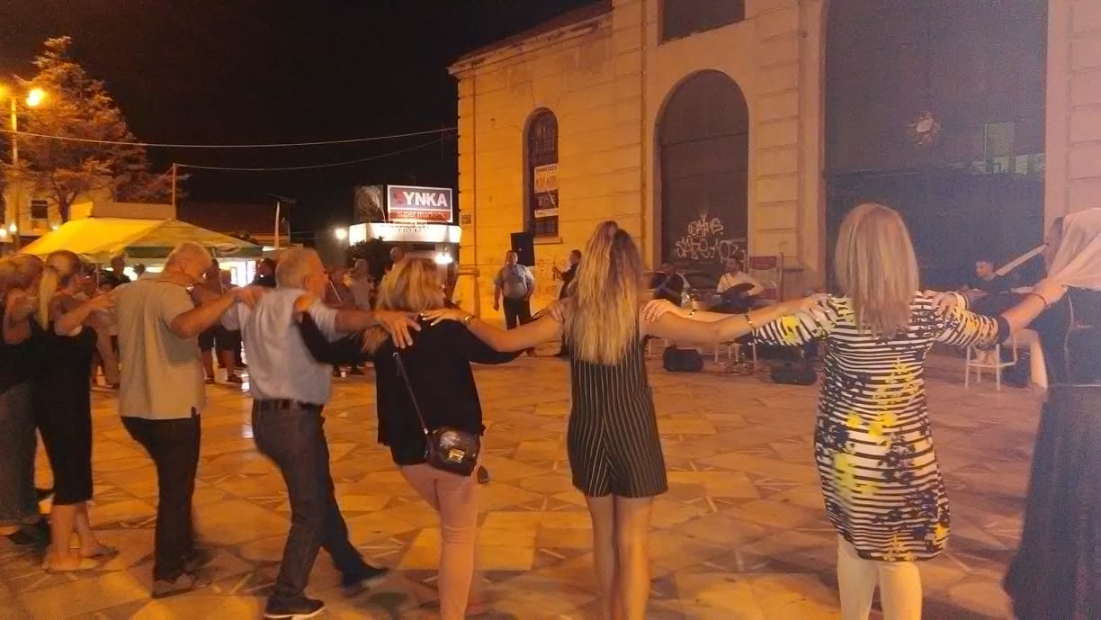 Έστησαν χορό στη δημοτική αγορά των Χανίων για τη νίκη της ΝΔ (βίντεο + φωτο)
