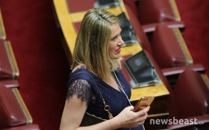 Ορκωμοσία Βουλής: Η έγκυος βουλευτής που τράβηξε τα βλέμματα