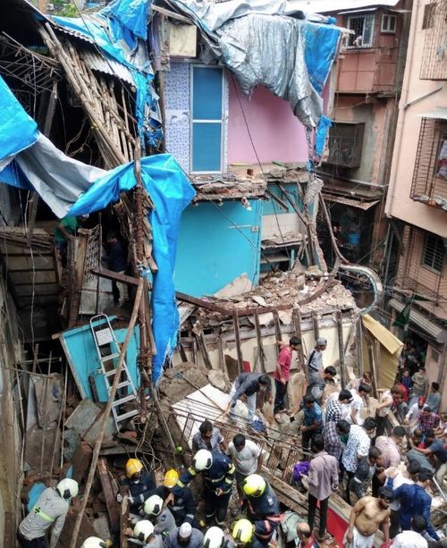 Κατέρρευσε κτίριο στην Ινδία – Δύο νεκροί, δεκάδες παγιδευμένοι στα ερείπια