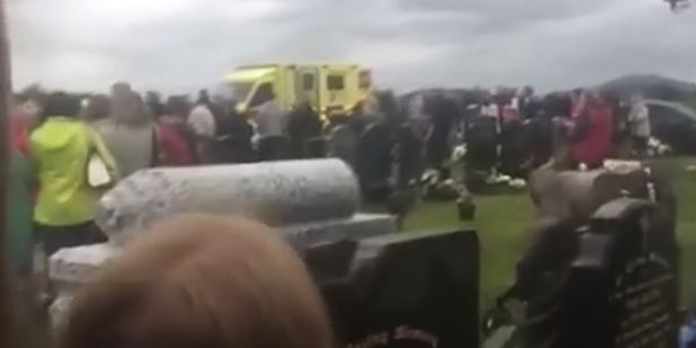 Αυτοκίνητο έπεσε πάνω σε πλήθος σε νεκροταφείο στην Ιρλανδία