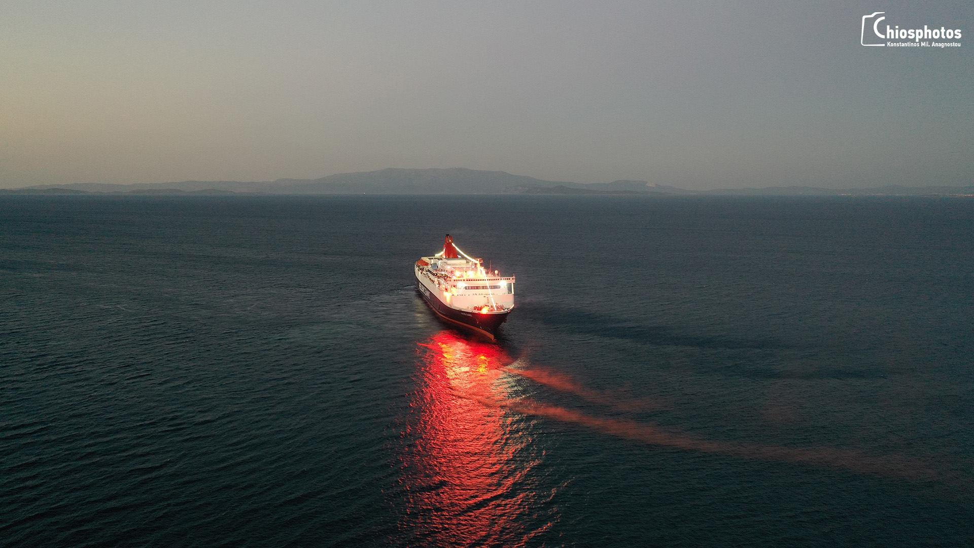 Με φωτοβολίδες και πυροτεχνήματα ο χαιρετισμός του Νήσος Σάμος στο λιμάνι της Χίου