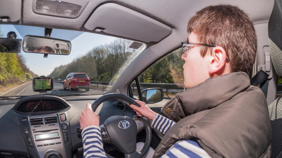 Οι Βρετανοί νέοι οδηγοί δεν θα μπορούν να οδηγούν νύχτα