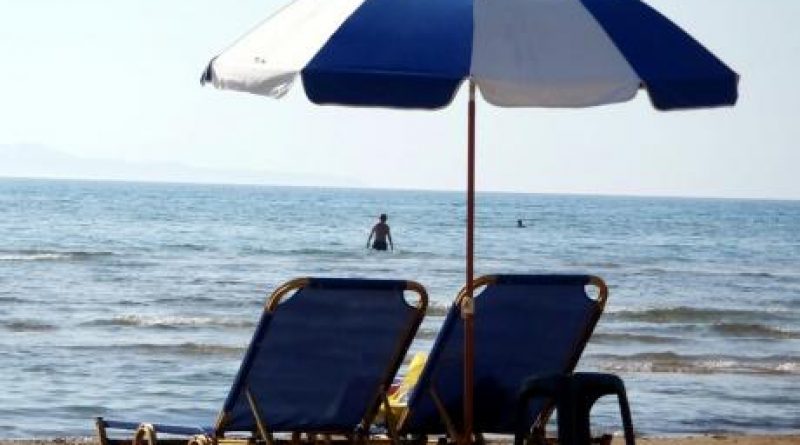 Καταγγελία για αισχροκέρδεια σε παραλία των Χανίων – Χρέωσαν παραπάνω τα ομπρελοκαθίσματα