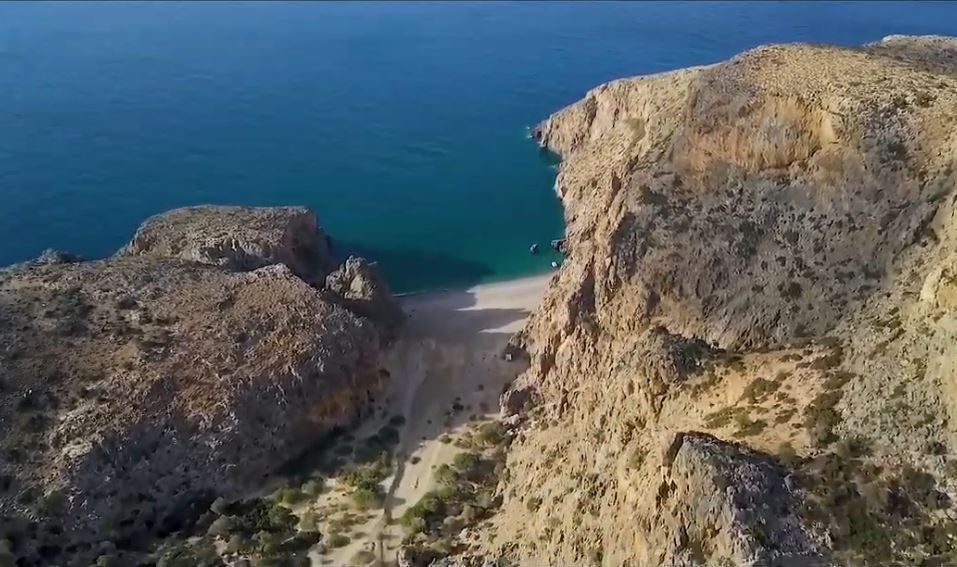 Η όμορφη παραλία του Αγιοφάραγγου από ψηλά (βίντεο)