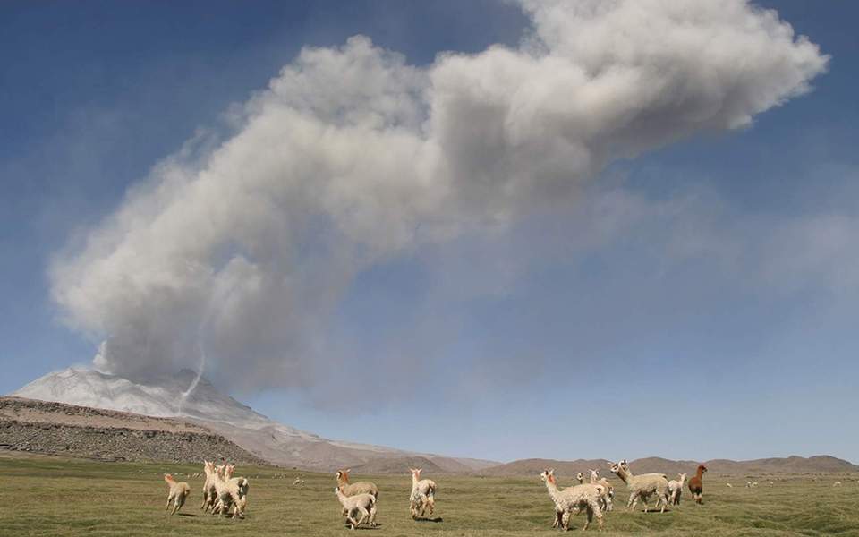 Περού: Εκρήξεις στο ηφαίστειο Ουμπίνας – Απομάκρυνση περίπου 1.000 κατοίκων