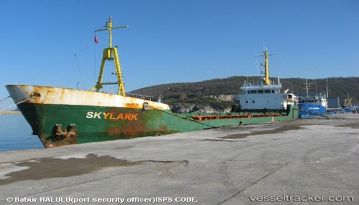 Αποφεύχθηκε ο κίνδυνος ρύπανσης της θάλασσας της Κισάμου από φορτηγό πλοίο