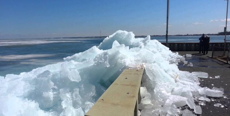 Εντυπωσιακό τσουνάμι πάγου “καταπίνει” τη στεριά!