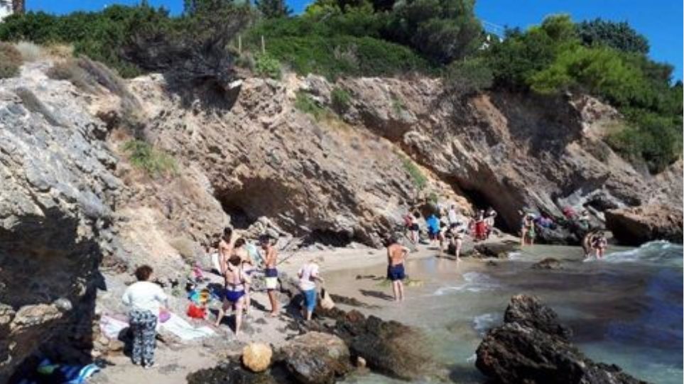 Έκλεισαν παραλία στο Πόρτο Ράφτη γιατί κινδυνεύουν να αποκολληθούν βράχοι