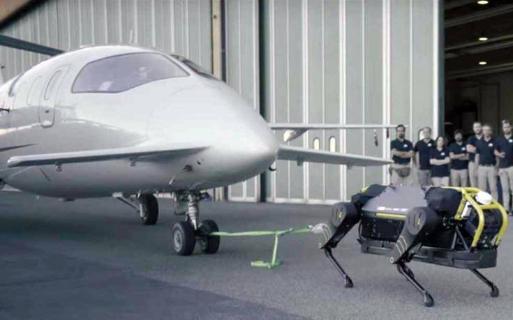 Απίθανος ρομποτικός σκύλος σέρνει αεροπλάνο… 3 τόνων