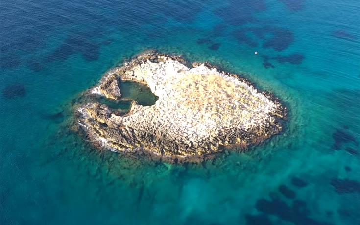 Το νησάκι με τη φυσική πισίνα σε απόσταση αναπνοής από την Αθήνα