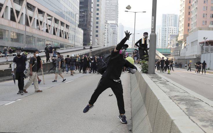 Χονγκ Κονγκ: Η αστυνομία έκανε χρήση δακρυγόνων για να διαλύσει τους διαδηλωτές