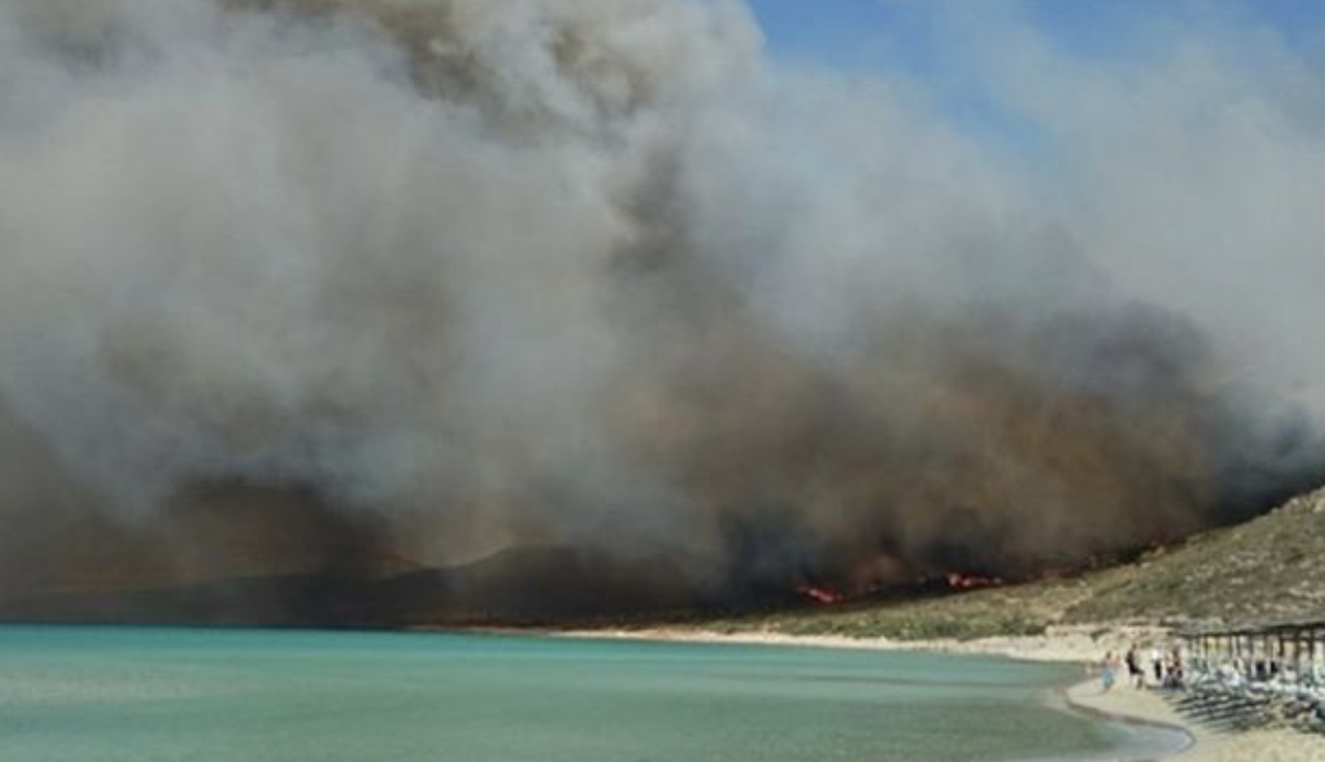 Ελαφόνησος: Αναζωπυρώθηκε η φωτιά – Εκκενώνεται ο οικισμός και το κάμπινγκ