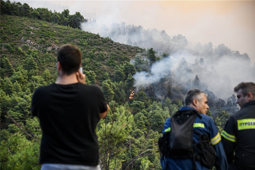 Εκτός ελέγχου η φωτιά στην Εύβοια: Εκκενώνονται δύο χωριά
