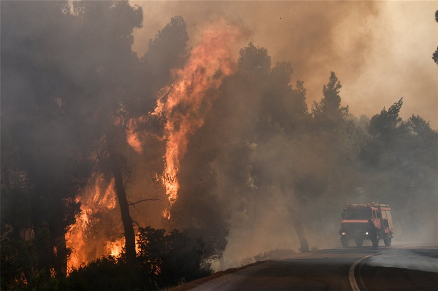 Τιτάνια η μάχη των πυροσβεστών στην Εύβοια – Τεράστια οικολογική καταστροφή (βίντεο)