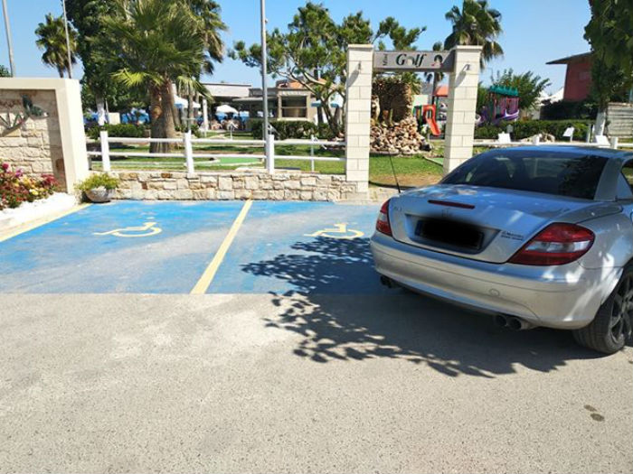Γιατί να μην παρκάρεις το αμάξι σου σε θέση ΑμεΑ (φωτο)