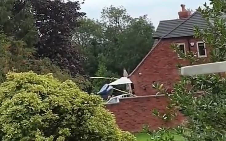 Η τρομακτική στιγμή που ελικόπτερο πέφτει μέσα σε αυλή
