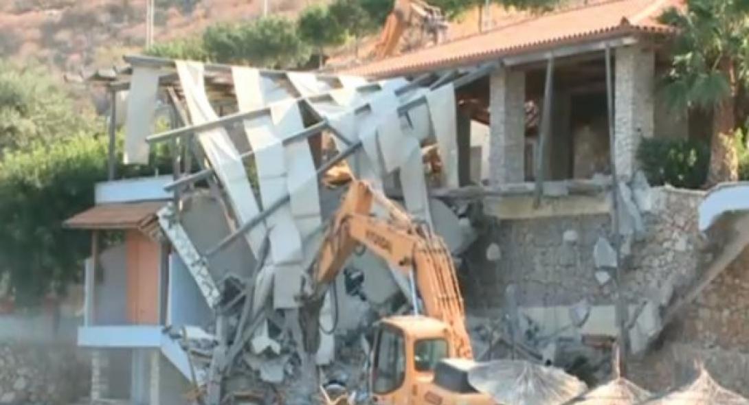 Γκρέμισαν το εστιατόριο του Αλβανού εστιάτορα που επιτέθηκε σε Ισπανούς τουρίστες! (video)