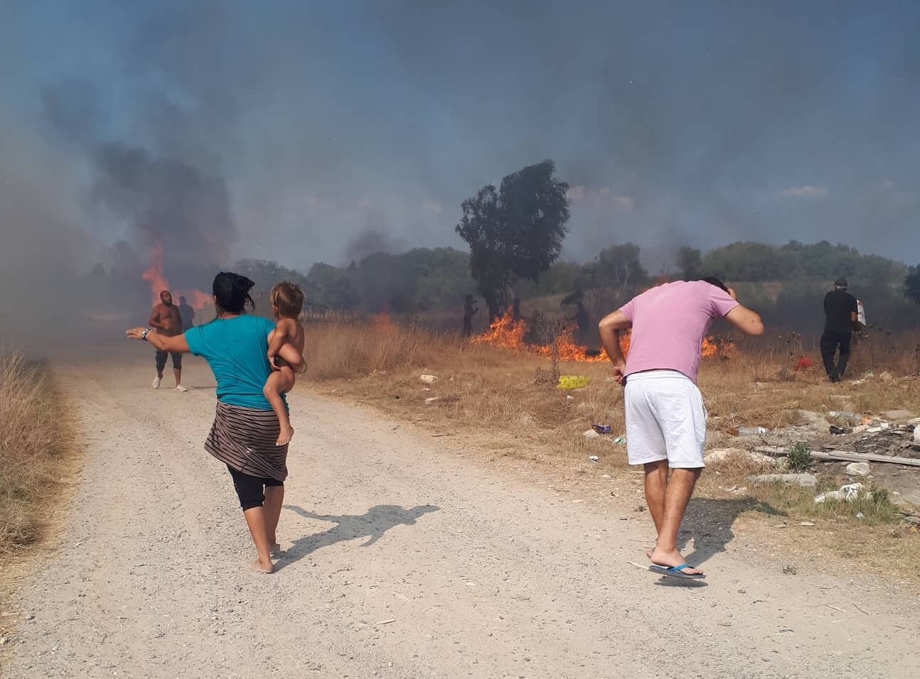 Με λεωφορεία μεταφέρονται κάτοικοι χωριών που εκκενώθηκαν λόγω πυρκαγιάς στη Κέρκυρα