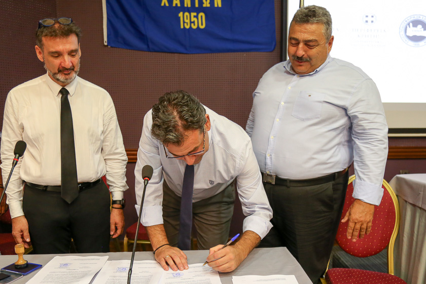 Υπογράφηκε η σύμβαση για το γήπεδο στα Τσικαλαριά