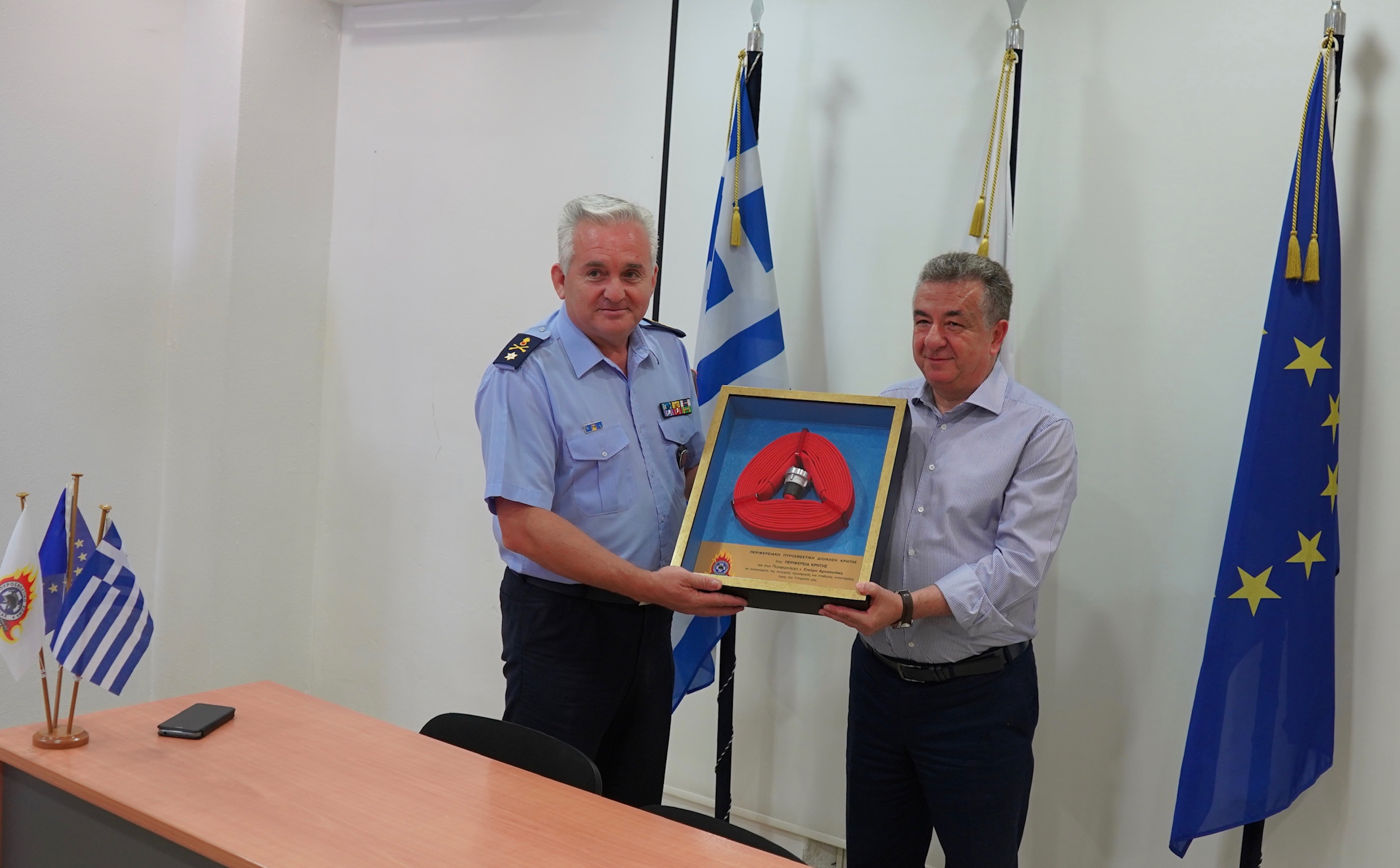 Η Πυροσβεστική Διοίκηση Κρήτης τίμησε τον Περιφερειάρχη για την προσφορά του στο Σώμα