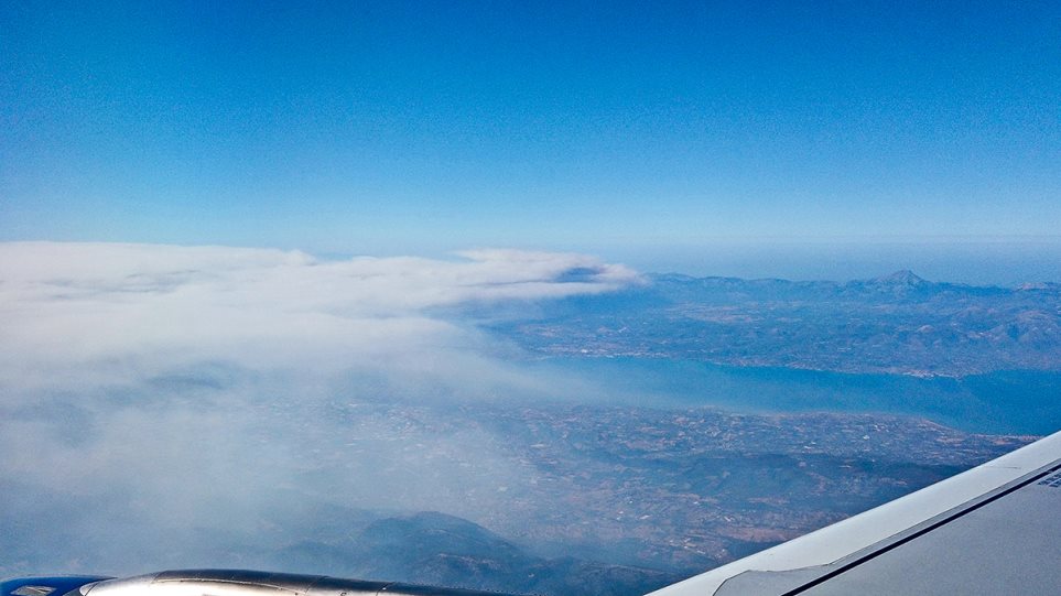 Ο καπνός στην Εύβοια μέσα από την καμπίνα αεροπλάνου (φωτο)
