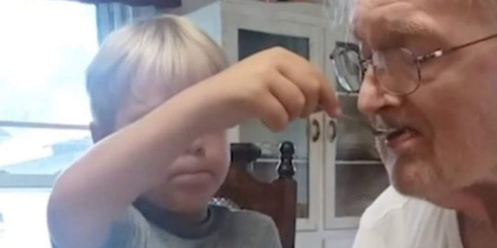 Μοναδικό βίντεο: 6χρονος ταΐζει τον παππού του που πάσχει από άνοια