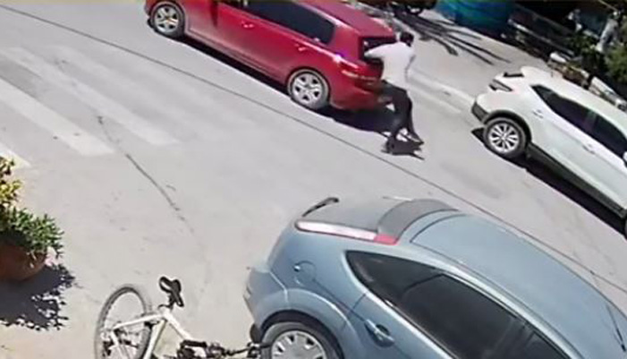 Η στιγμή που αυτοκίνητο κάνοντας όπισθεν παρασέρνει πεζό στα Χανιά (βίντεο)