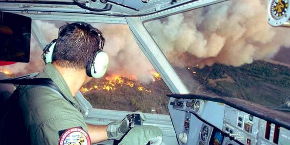 Συγκλονιστική φωτογραφία μέσα από το πιλοτήριο καναντέρ πάνω από τις φλόγες στην Εύβοια