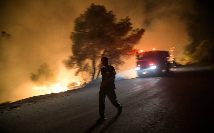 Φωτιά στη Σάμο: Ολονύχτια μάχη με τις φλόγες, εκκενώθηκαν τέσσερα ξενοδοχεία